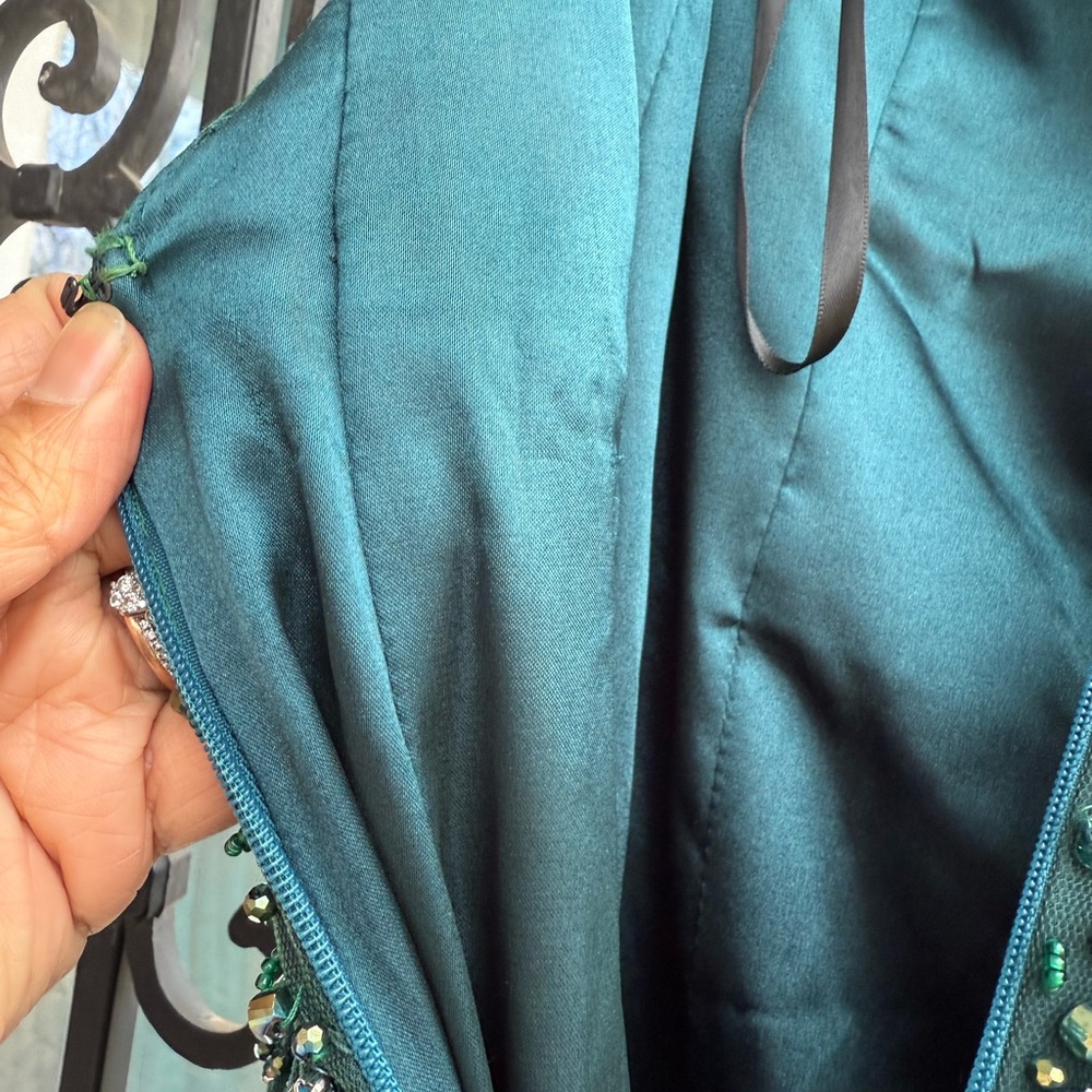 Elegant Green Evening Gown - Picture 11 of 16